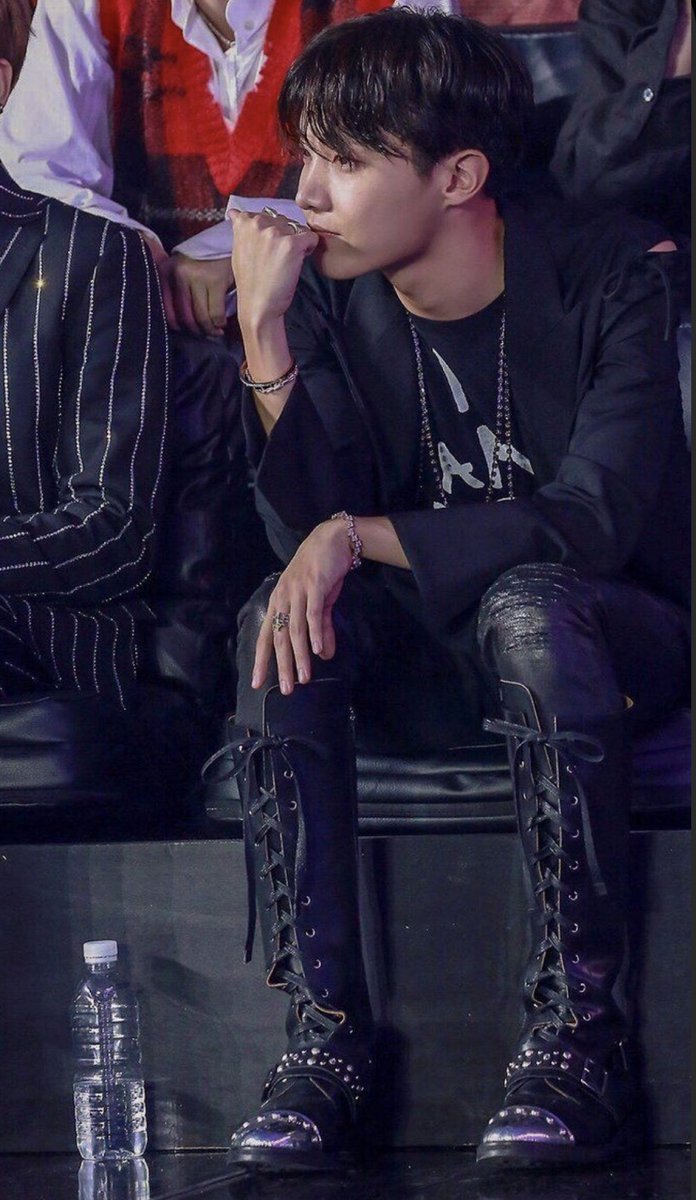 Hobis_legs's tweet photo. Hoseok + black leather https://t.co/RYUk6xN14h