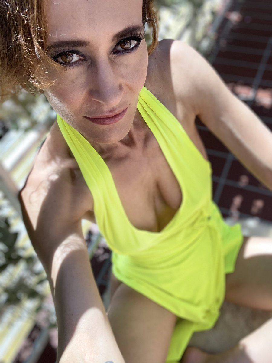 Schönen Abend meine liebe #twitter Familie, kommt gut ins Wochenende und genießt es in vollen Zügen!🤗🍹💐😘 #biba 👄 #RETWEEETME #selfie #Eyes_twitter #LoveStay