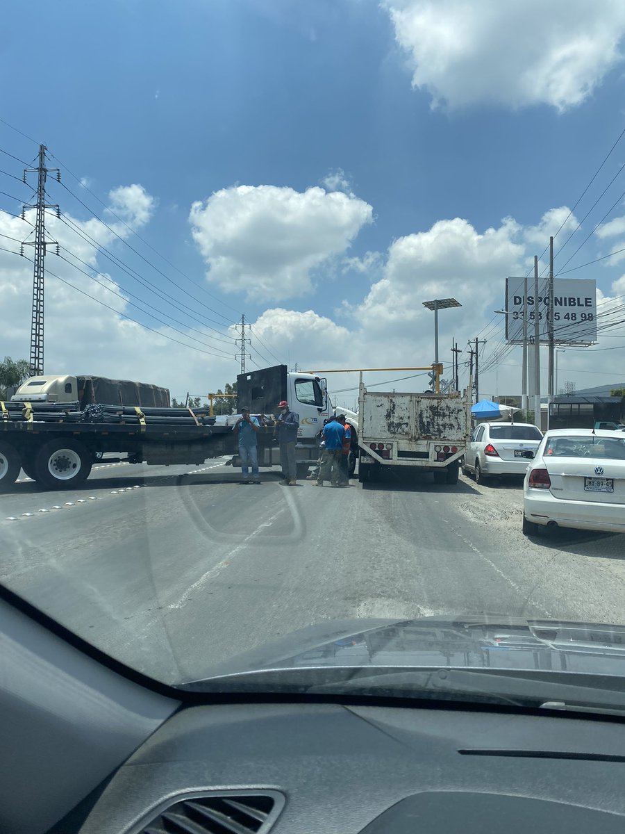 Choque en Av. aviación 🙄 obstruye tres carriles sentido hacia Vallarta <a href="/Trafico_ZMG/">TráficoZMGuadalajara</a>