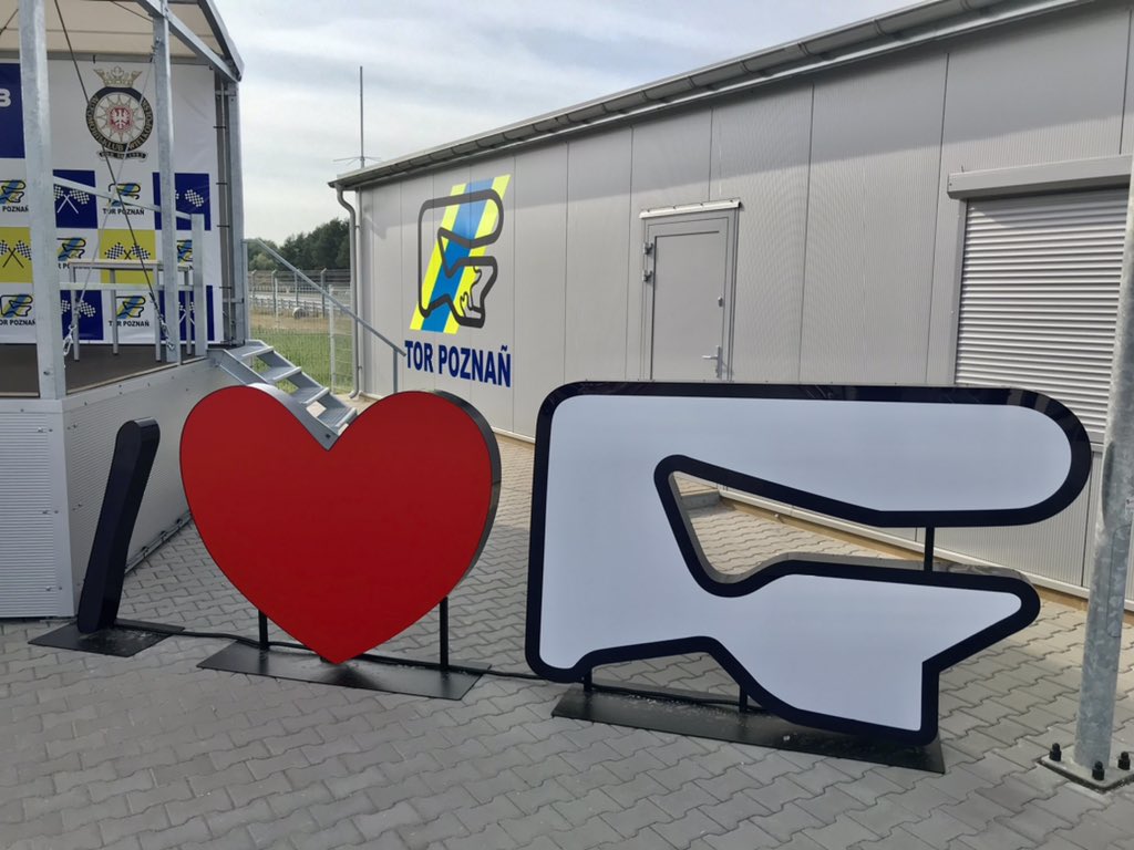 tobi22_'s tweet photo. Bin zurück in Berlin. Es war der Hammer in #Poznań. Und dann erst die ganzen unglaublich fantastischen Menschen der #MotoMonster-Familie! Danke an jeden einzelnen! 😘 Hatte heute sogar einen kurzen Einsatz als Instruktor… Toll!
#Racing #YamahaRacing #R6 #Mayby #IWillBeBack https://t.co/V3TmKtT1Oj