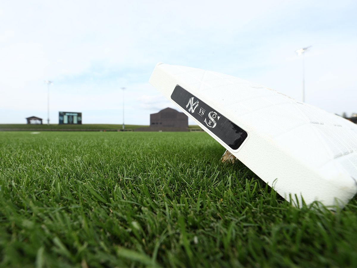 Take home a piece of #MLBatFieldofDreams. RT and you can win a game-used base! (MLB x @GEICO)