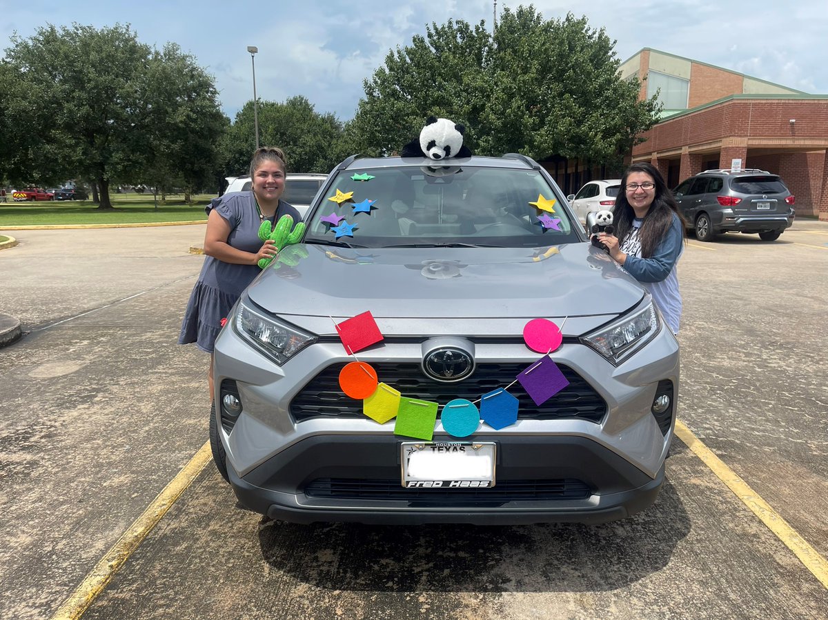MsMarquezEdu's tweet photo. @Eiland car parade was a success!!! 💯 It was nice seeing our dolphins!!! 🐬 #EilandFanTheFlame 🔥🔥🔥 https://t.co/aXv1qheI7q