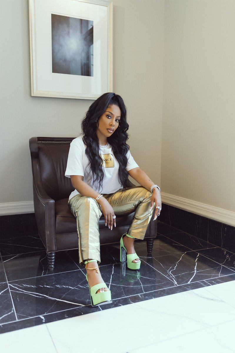 kmichelle's tweet photo. Yeah I know,I look different. I look better healthier than ever. I was down bad, some didn’t want me to get it back together.Ok now the face lift lies are getting old, 
I know it kills your soul,but God guided them doctors hands so that means he was in control💅🏽 BARSSSSS 😂😂😂🙏🏽 https://t.co/RksjADBeqy