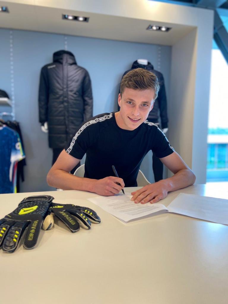 WSBSoccer's tweet photo. Timo Jansink tekent een driejarig contract bij Stanno/Hummel. 

#handschoenen #keeper #stanno #hummel #fctwente https://t.co/fSl2u6PrUf