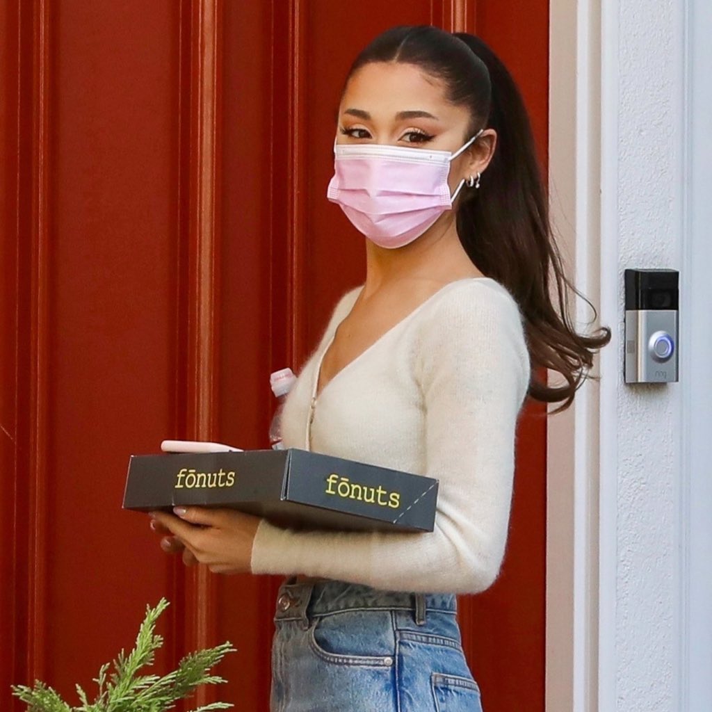 ArianatorFallen's tweet photo. She so cute while wearing a mask https://t.co/OihcoMSBbe