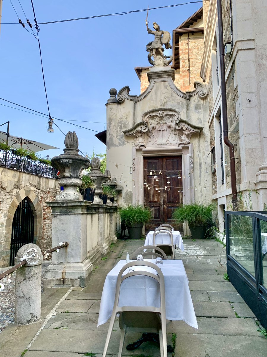 ร้านอาหาร หรือบาร์เล็กๆ ในอิตาลี หน้าร้อนจะออกมาตั้งโต๊ะกันในสวนเล็กๆ หรือตามถนนในย่านเมืองเก่า มีดอกไม้กระจุ๊ง กระจิ๊งตกแต่ง โต๊ะมีระยะห่าง ตามร้านจะขอเช็ควัคซีนพาสปอร์ต หรือวัดอุณหภูมิร่างกาย หากเราจะนั่งในร้าน