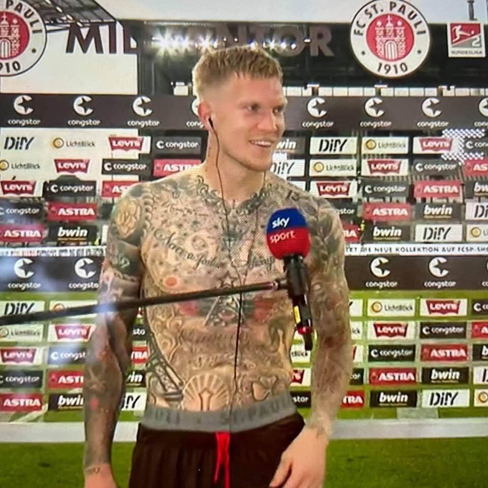 exprofis's tweet image. Nach Derbysieg: FC St. Pauli präsentiert neues Karnevalstrikot #fcsphsv #fcsp