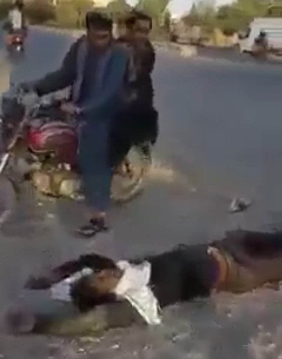 SalehaSoadat's tweet photo. طالبان در ولایت قن��هار با تلاشی خانه به خانه ده ها تن از مردان را از خانه هاي شان بیرون كشيده  اند و سپس در روی جاده تیرباران کرده اند. https://t.co/apeV86cVXc