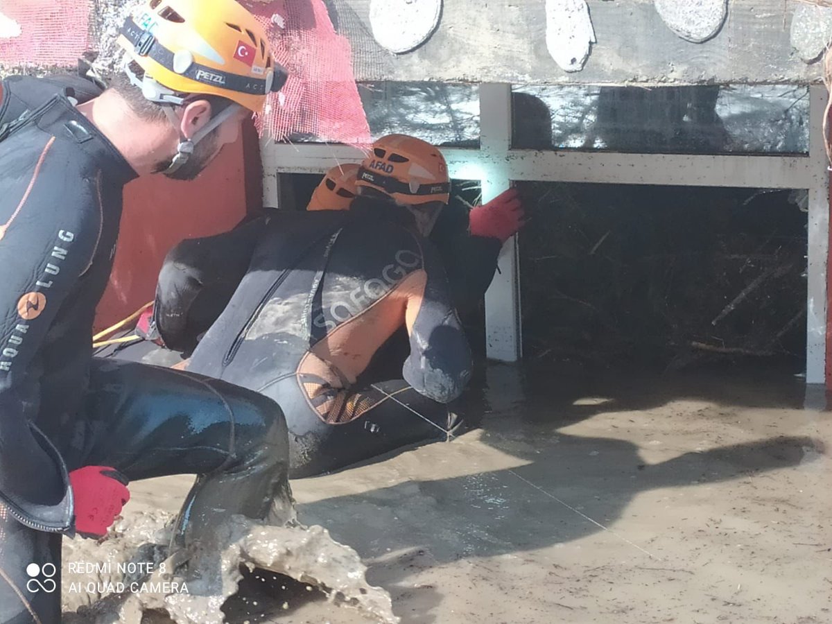 AfadKarabuk's tweet photo. Karabük AFAD Su Altı Arama Kurtarma ekibimiz 20 gündür Rize’de meydana gelen selde arama çalışmaları yaparken Bölgemizde meydana  gelen sel afeti sonucu 10/8/2021 Çarşamba günü Kastamonu Bozkurt’a geçerek halen bölgede arama kurtarma çalışmaları yapmaktadır. https://t.co/4ppwrUGRUY