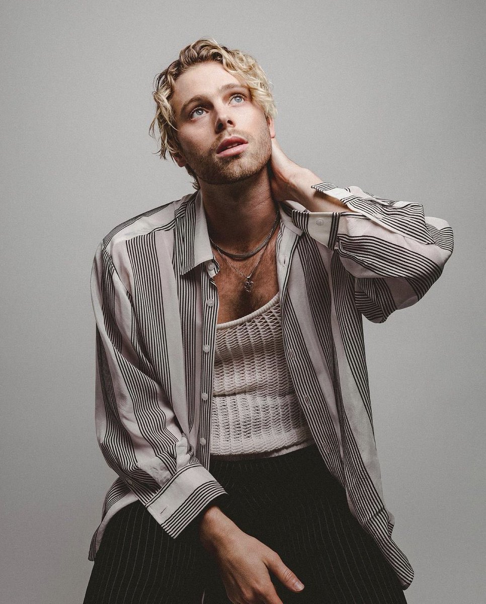 luckiIyluke's tweet photo. luke hemmings is the only man EVER. https://t.co/ehY3TspArq
