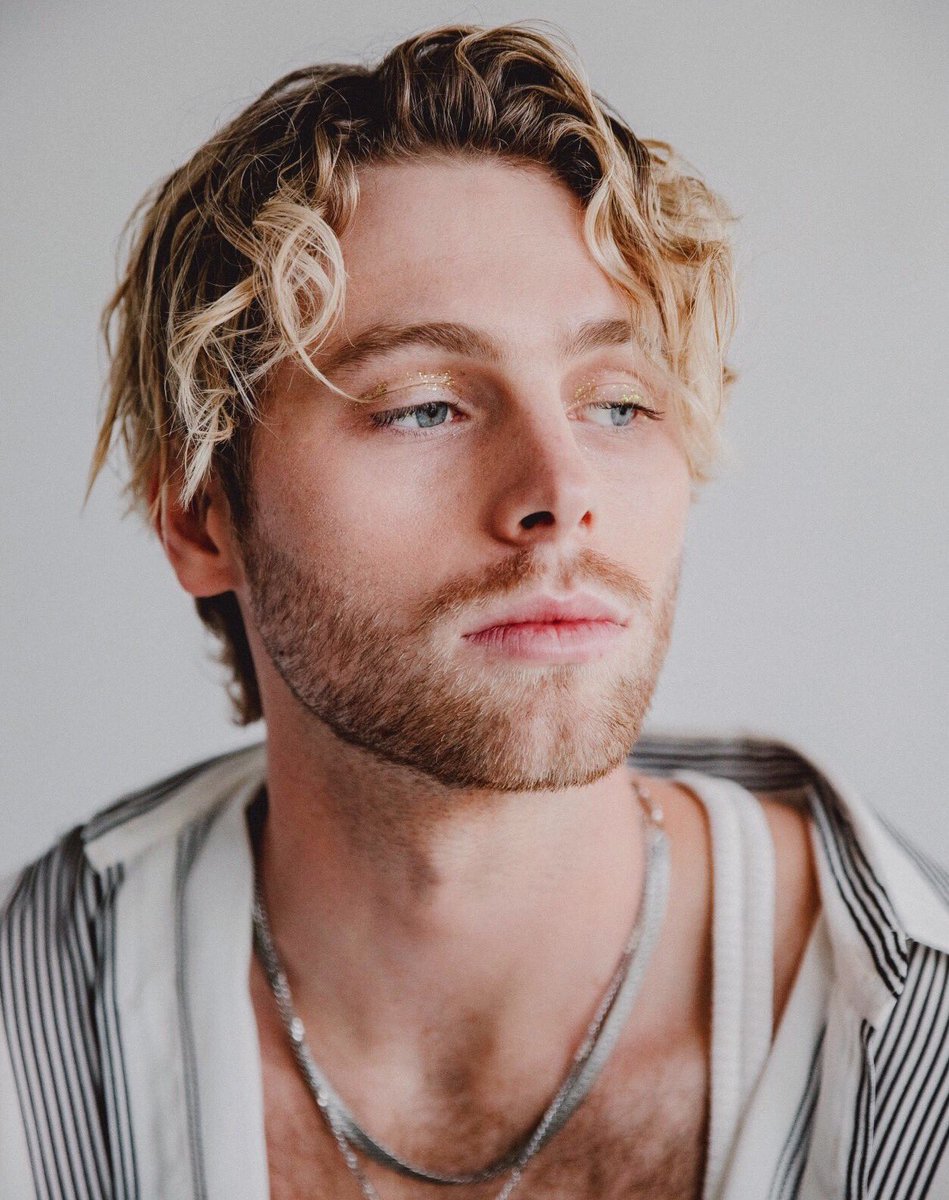 luckiIyluke's tweet photo. luke hemmings is the only man EVER. https://t.co/ehY3TspArq