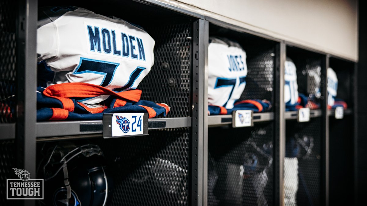 Titans's tweet photo. Inside the locker room. No Kanye in sight. #TENvsATL https://t.co/DMq7R4b8GR