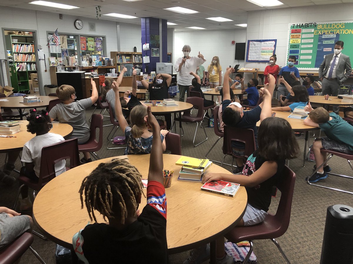 JCPSSuper's tweet photo. This was a first. 4 5th graders, leaders of The Louisville Lighthouse Team ⁦@MiddletownES, led my tour of their school today. They did a great job. 👏 https://t.co/ykSLLBNMKf