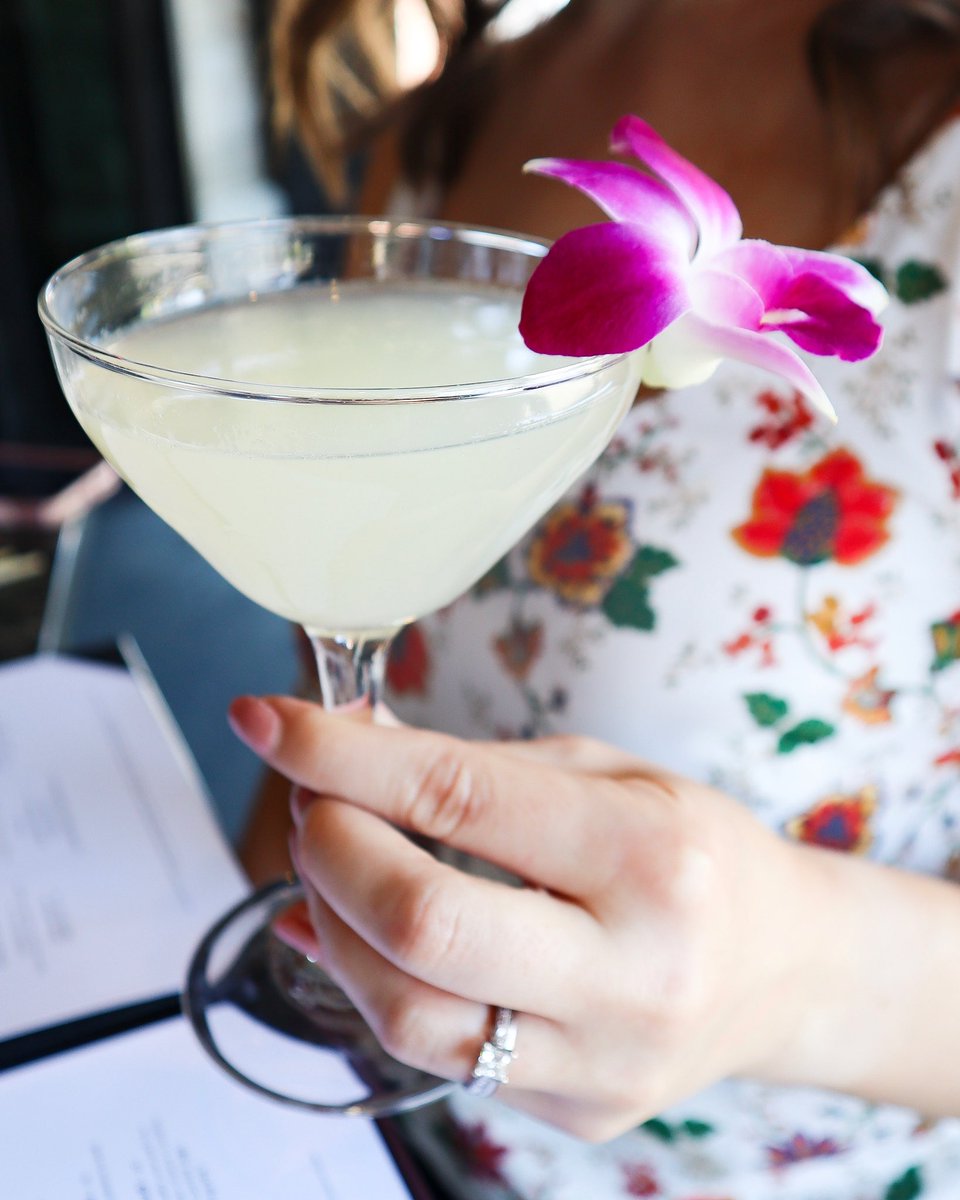 When your cocktail matches your outfit 🌺🌸