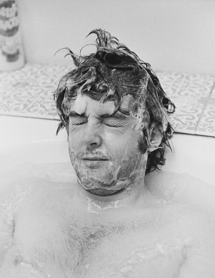 oblabeatles's tweet photo. Paul McCartney in the bath, photographed by his wife, Linda McCartney. https://t.co/B1JSQIz9Rr