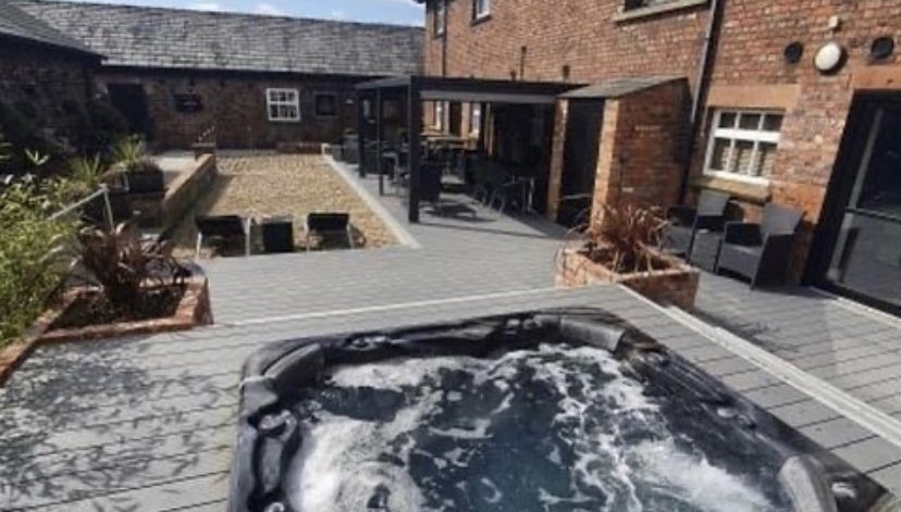 Did you know all of our full &amp; half day spa packages include use of the outdoor &amp; indoor hot tub, plus chill time in our tranquility lounge!💫
(Excluding the Twilight Package) 

For single treatment bookings you can still enjoy all of the facilities for just £15 extra 😍