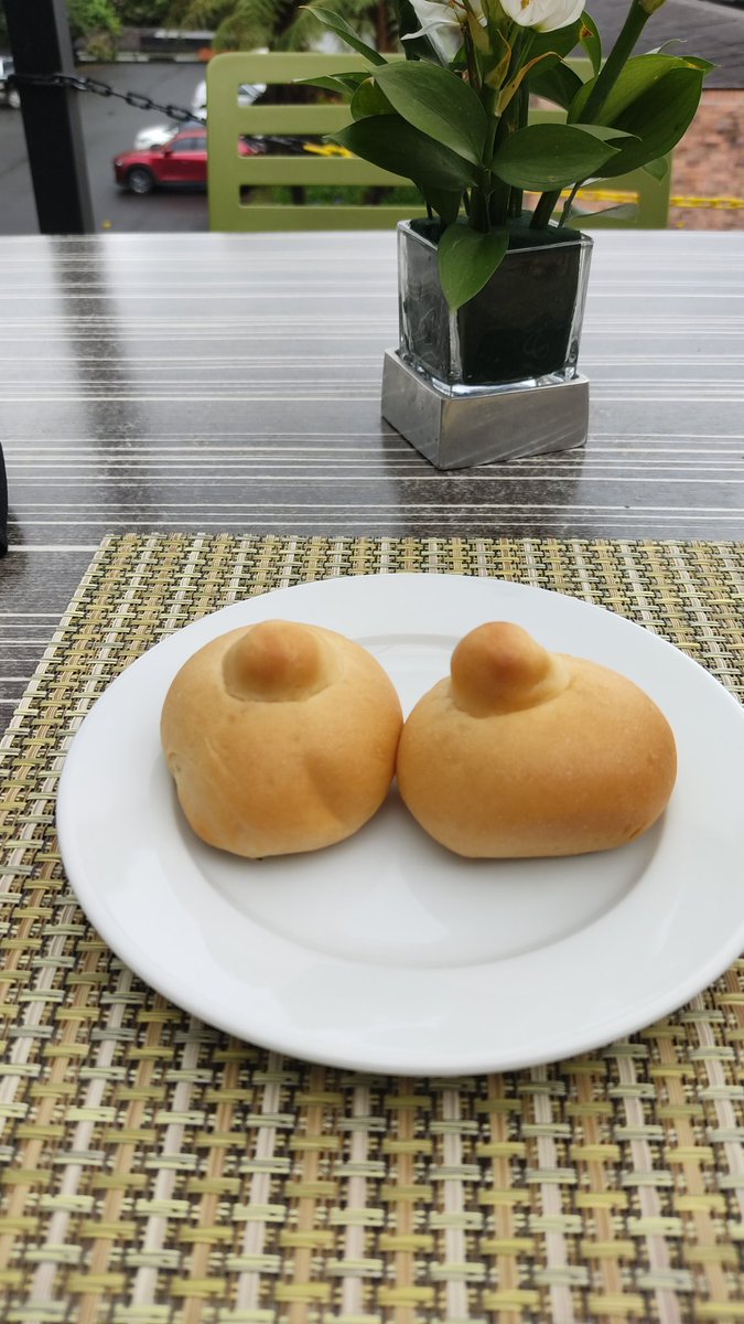 Gracias @HotelesEstelar_ por estos pancitos tan sensuales en el Recinto del Pensamiento (yo culpo al frio de Manizales)