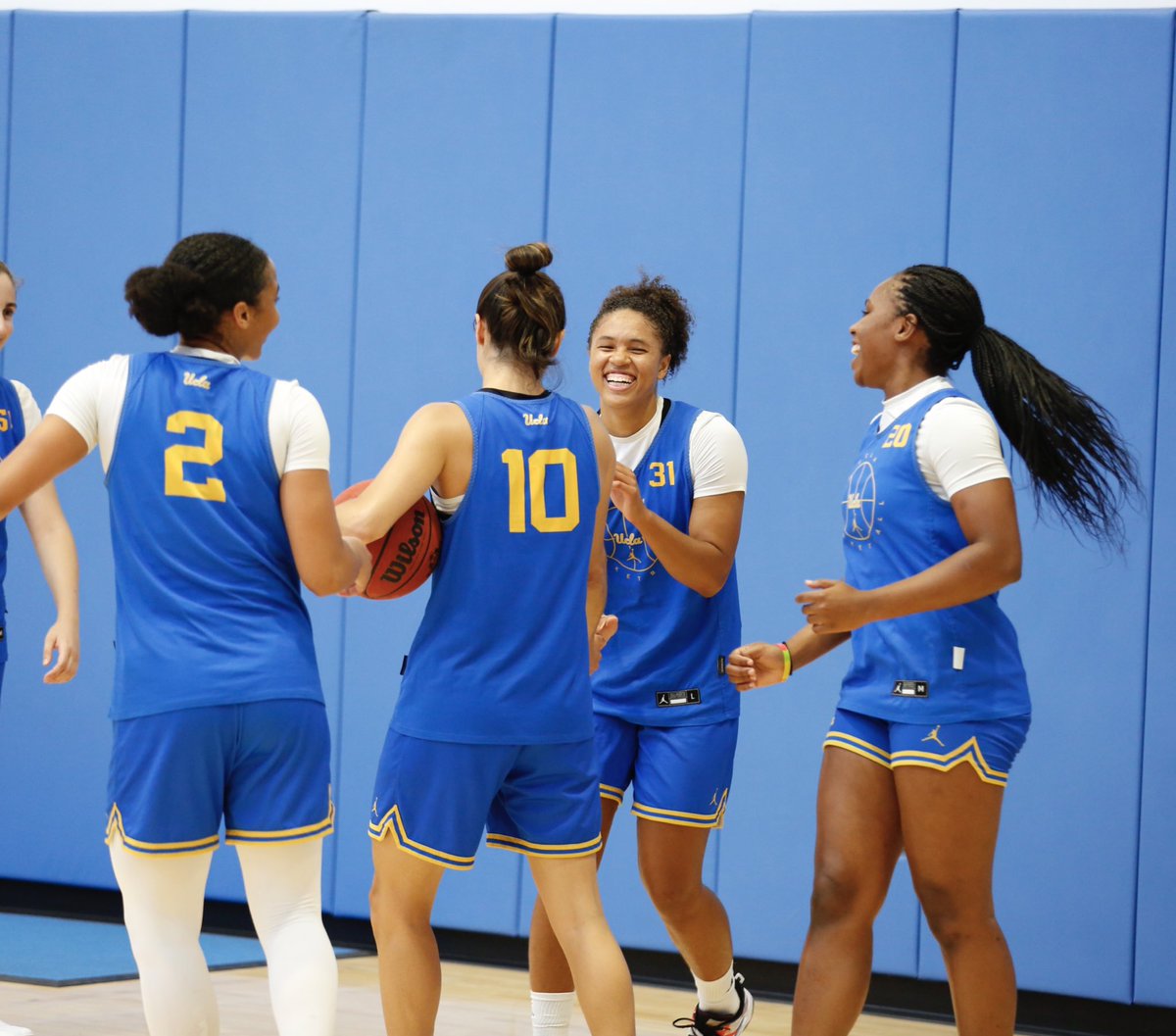 CoachTasha's tweet photo. “Now when you get in here…act like you been here before.”
Also Us:🤣
#BigGuardWork #GameWinnerEnergy #Bruins #Joy 💙 https://t.co/C5pMMoVtkr