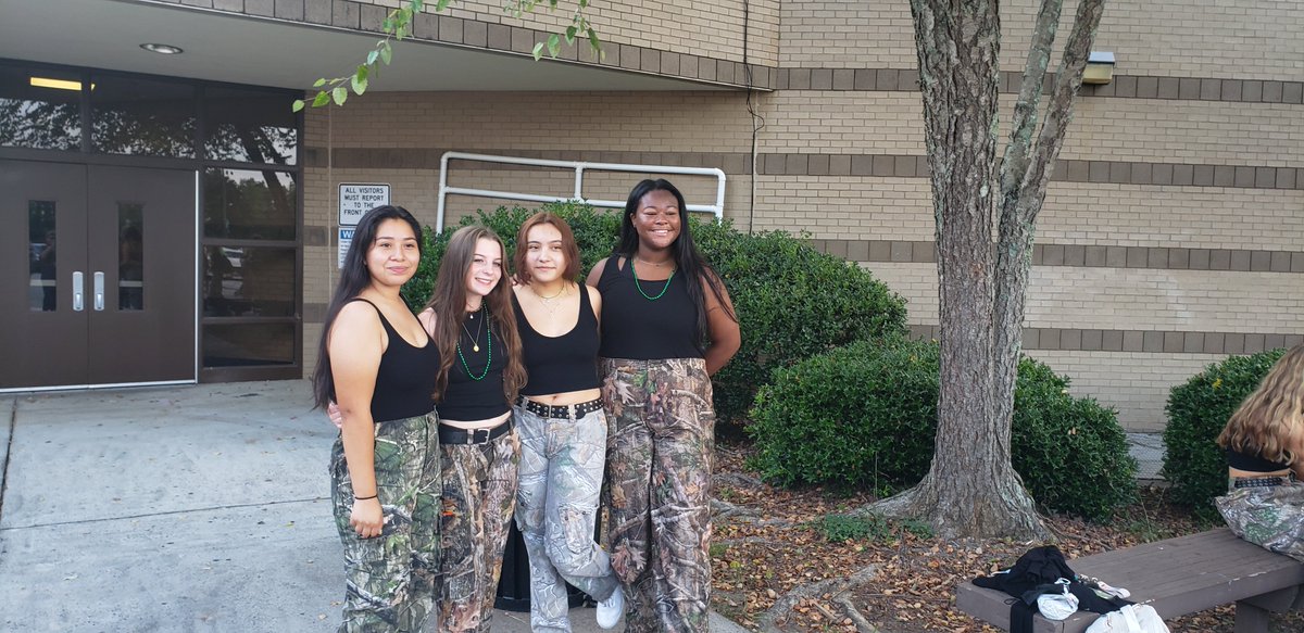 Our seniors participated this morning in one of our favorite Hornet traditions: the first Senior Walk of the year. It's the first time our Class of 2022 wore their camo. #classof2022 #weareroswell #hornetpride