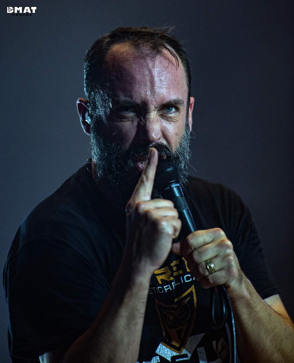 Susie_ClutchUK's tweet photo. What a ridiculous day I've had! Thank goodness it's #NeilFallonFriday - guaranteed to cure all known ills 🙂 have a Clutchtastic weekend @clutchofficial fans! PS this is what I wanted to do to literally everyone I had to talk to today ⬇️⬇️⬇️🤣 https://t.co/tnf08MwEvP