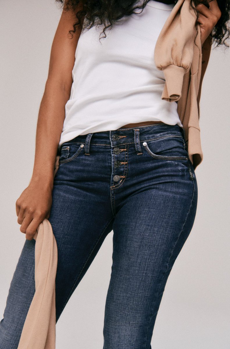 Dark wash denim✔ 
Slim bootcut leg✔
Button-fly detail✔
You're going to love this limited-edition Suki. 

SHOP IT NOW: bit.ly/3m2oSJ2

#SilverJeans #darkwash #bootcutjeans #curvyfit