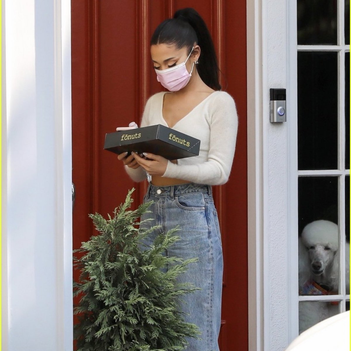 loverofswt's tweet image. ariana grande as @fonuts :a thread 🍩