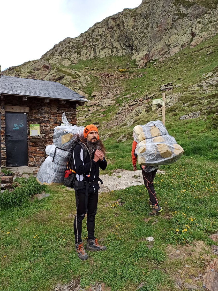 pnaltpirineu's tweet photo. Des del mes de juny el Club Excursionista Via Fora té apadrinat el refugi lliure de la Gola propietat de l'Ajuntament de la Guingueta d'Àneu. Cada mes hi realitzen una visita de manteniment amb voluntariat deixant-lo lliure de deixalles. Un fort agraïment a la seva gran tasca! 🚮 https://t.co/m1E6lvvUgv