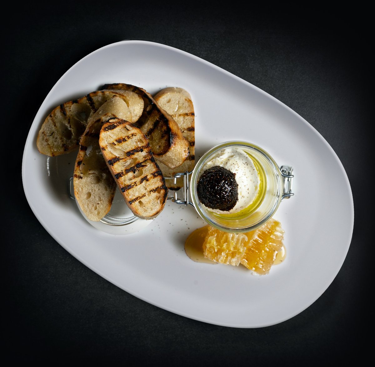 GETEnterprises's tweet photo. Inspired by water-smoothed stones, the Riverstone collection now has 6 NEW pieces! Chefs love the stoneware style for its looks, but also its durability. Made from heavyweight melamine, it outlasts porcelain 3:1 for big-time cost savings. See it here: https://t.co/ckQrCMZqlh https://t.co/vRciAArxeJ