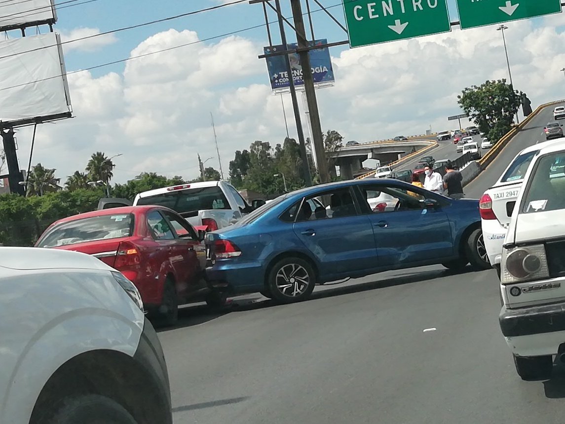 VialidadSLPMx's tweet photo. Carambola varios autos en distribuidor Juárez, tráfico lento del paseo al distribuidor ... https://t.co/LCvckribU7
