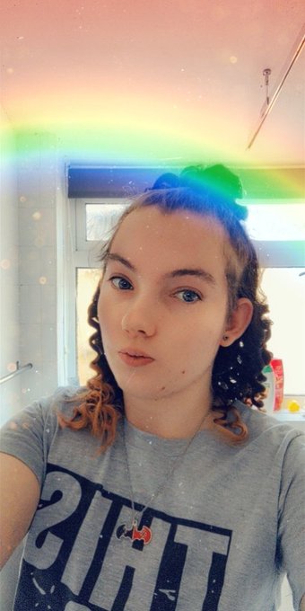 4 pic. Who thinks I should wear curls more often ? https://t.co/nr3n3eLLfh