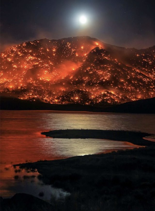DrevetCyril's tweet image. La lune se levant au-dessus d&apos;une colline en #Californie, engloutie par le feu d’un incendie de forêt…photo terrifiante et belle à la fois. 😱😳