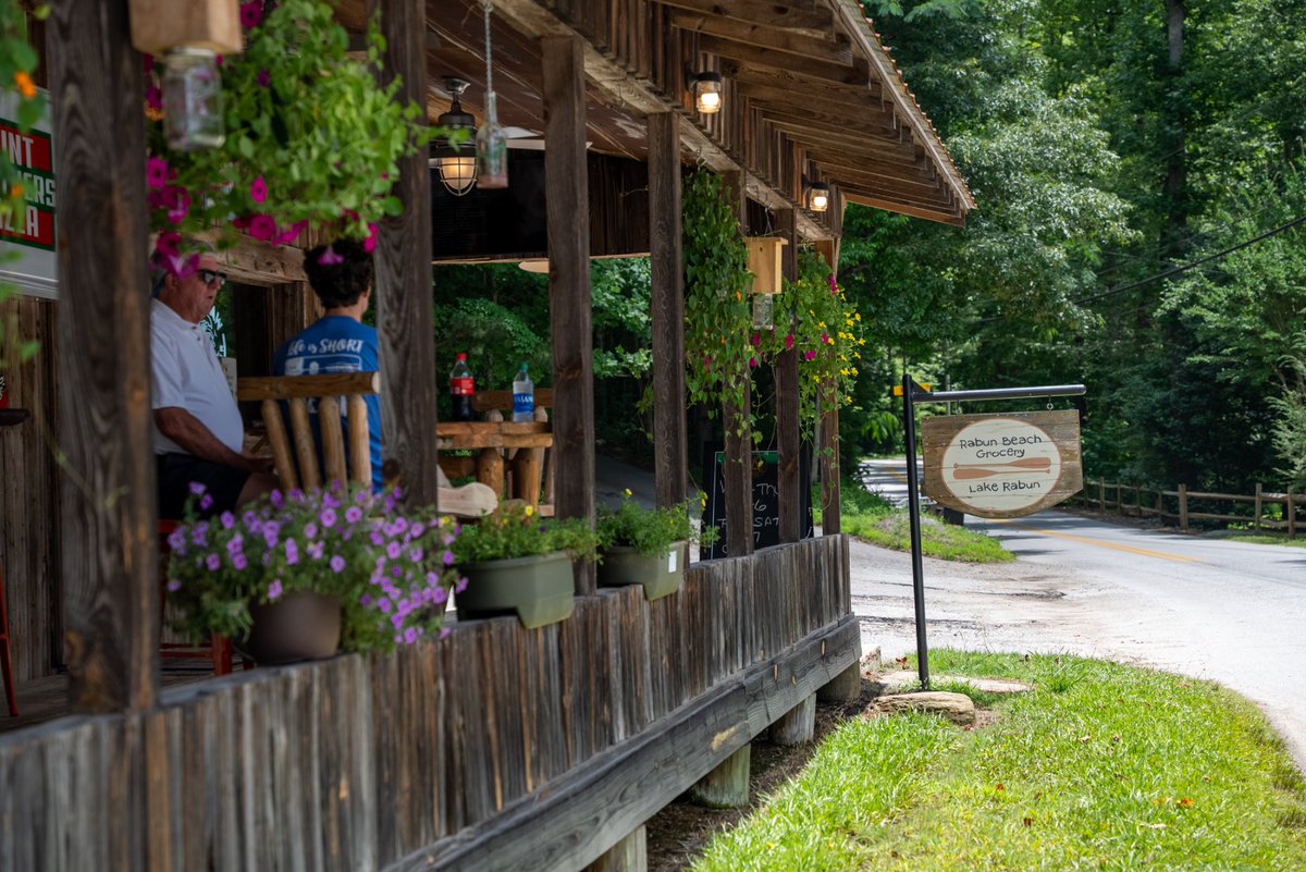 JohnLDinos's tweet photo. Rabun Beach Grocery has great pizza 🍕 &amp; is only 8 minutes from Hall's Boat House! 

📸 @LakeHomesRealty
📍 1897 Lake Rabun Rd, Lakemont, GA

#localhotspot #localhotspots #localhotspotoftheday #lakerabun #lakerabungeorgia #lakerabunbeach #lakerabunlife #RabunCounty #localfood https://t.co/qMgzqlt53j