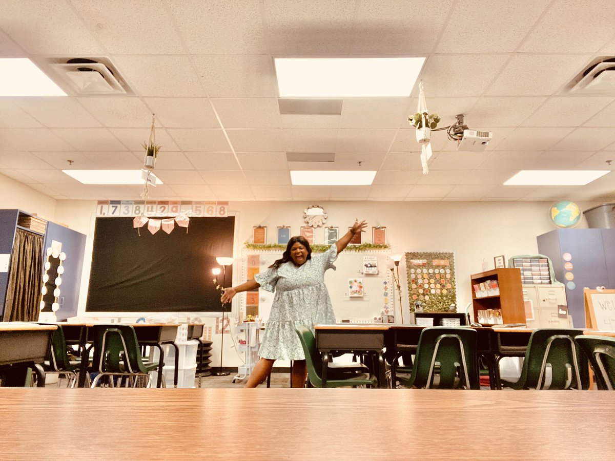 MsRoberson101's tweet photo. aye yo MTV welcome to my classroom, get ready to be schooled!! ✏️📚🏫

- so excited to spend the year with my sweet 4th graders! https://t.co/pAOZzVYiaK