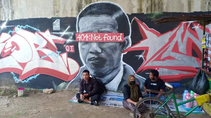 BregasTR's tweet photo. Tolong jangan tolol.
Di mural itu tidak ada tulisan Jokowi.

Kenapa aparat jadi sensi tanpa nalar?
Hanya karena persepsi atau asumsi lalu diburu seperti teroris?
Demokrasi di negeri sudah hancur.

#Jokowi404NotFound https://t.co/8dok6Fta5m