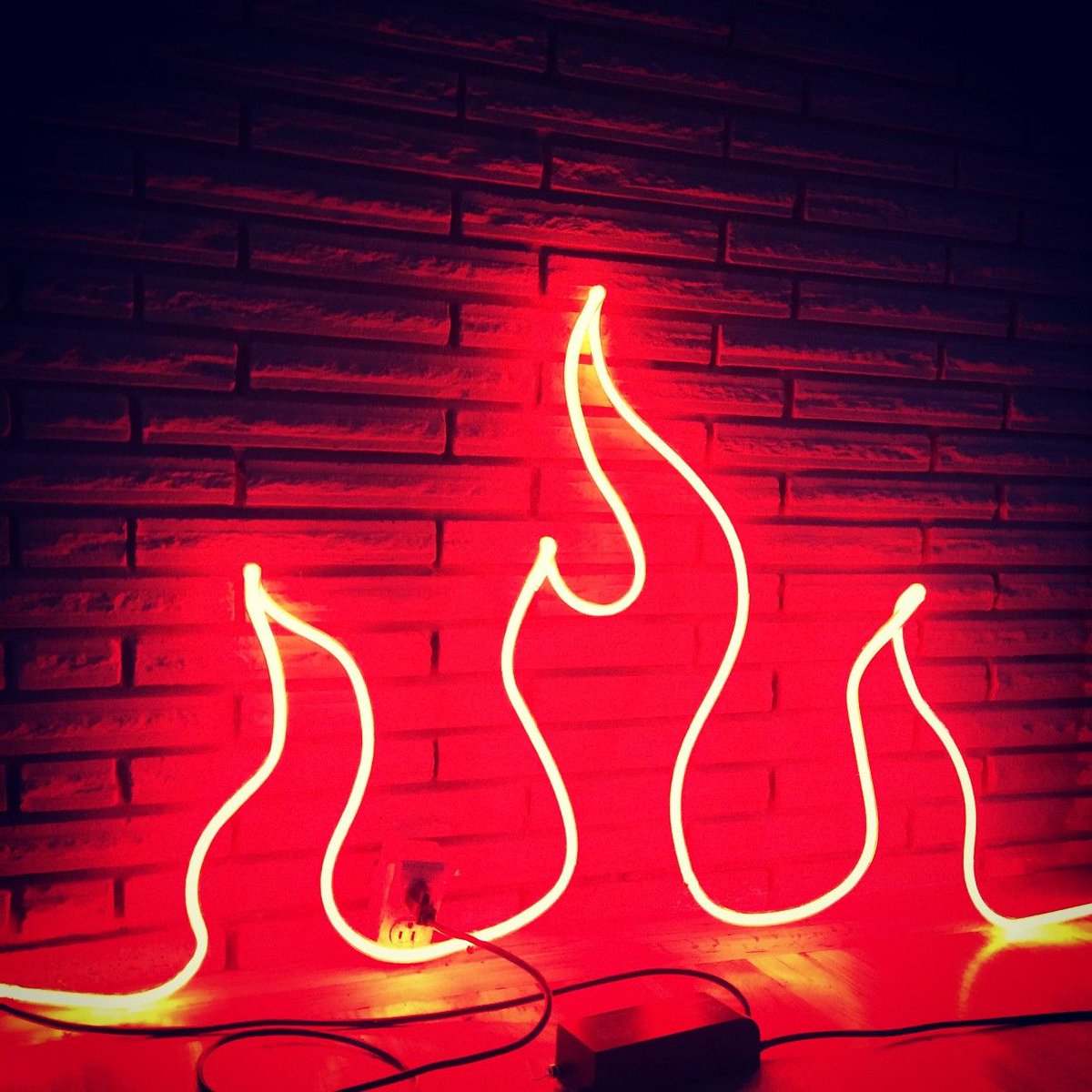 девушка в неоне эстетика. девушка в неоновом свете. неон город. фотосессия в неоне девушка. Broadcast light closeup.