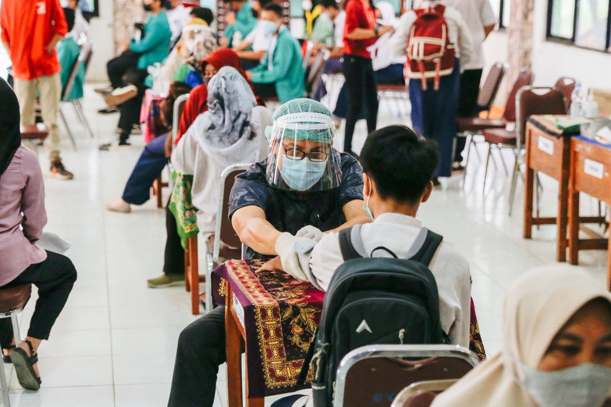 psi_id's tweet photo. Turut mendukung upaya mengatasi pandemi Covid-19, DPD PSI Kabupaten Bekasi menggelar program vaksinasi pada 9-16 Agustus 2021. Selama delapan hari itu, ditargetkan 3.000 warga bisa memperoleh vaksin. https://t.co/FjDSLy9n7p