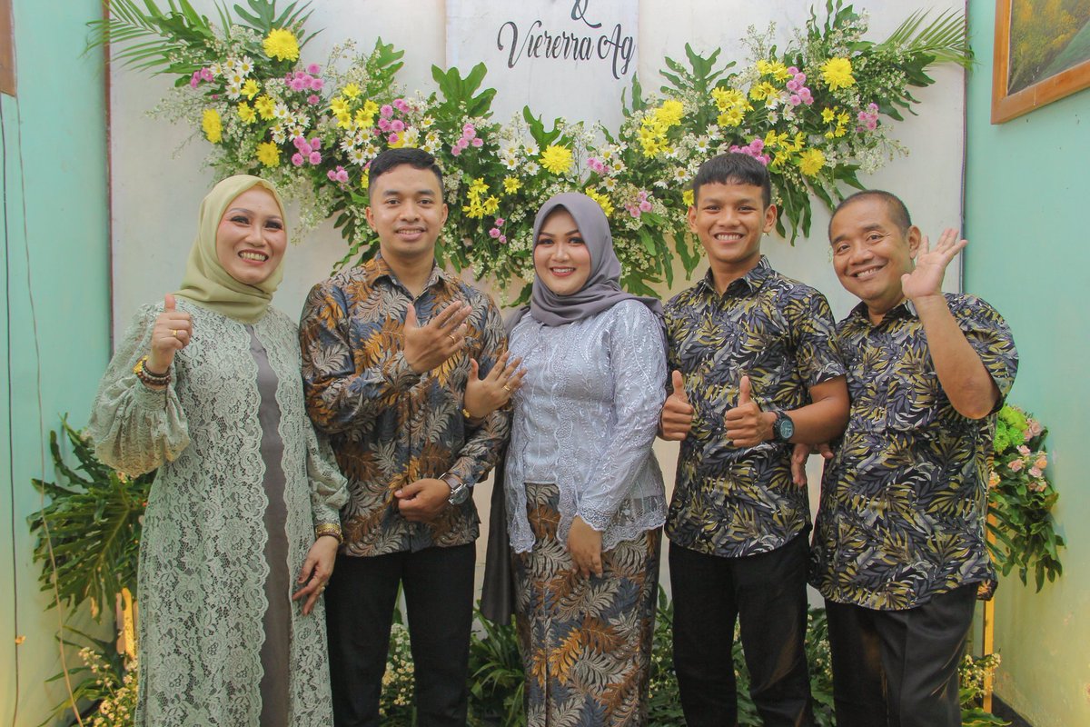 viererraudhi's tweet photo. Terakhir kali nya ayah nemenin ira lamaran ya yah, nanti liat ira waktu akad ya 😭 sekarang udah ndak sakit lagi, sekarang udah boleh makan apa aja ya disana. Udah kelewat 40 hari lebih ayah ninggalin ira sendiri 😭😭 https://t.co/judGO9kCkw