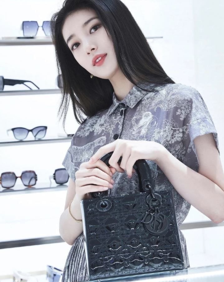 rbrbszsz's tweet photo. [THEQOO] Every time you go to the Dior pop-up store, you have one thing in common.
🔗 https://t.co/W5LFi8zSjf
3.3K+ views

#배수지 #수지 #SUZY #BaeSuzy #suzydior #dior #ladydior #humandior https://t.co/sCtla7ZTqK
