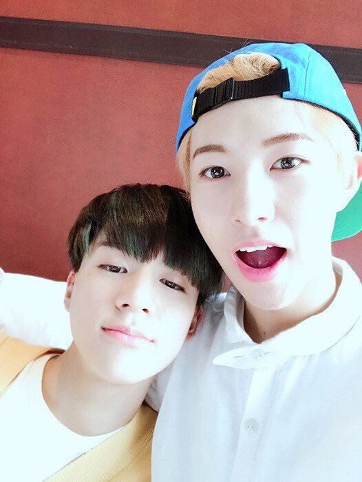 jnrjclub's tweet photo. jeno (177cm) looking tiny beside renjun (171 cm) https://t.co/qiiK93juRI