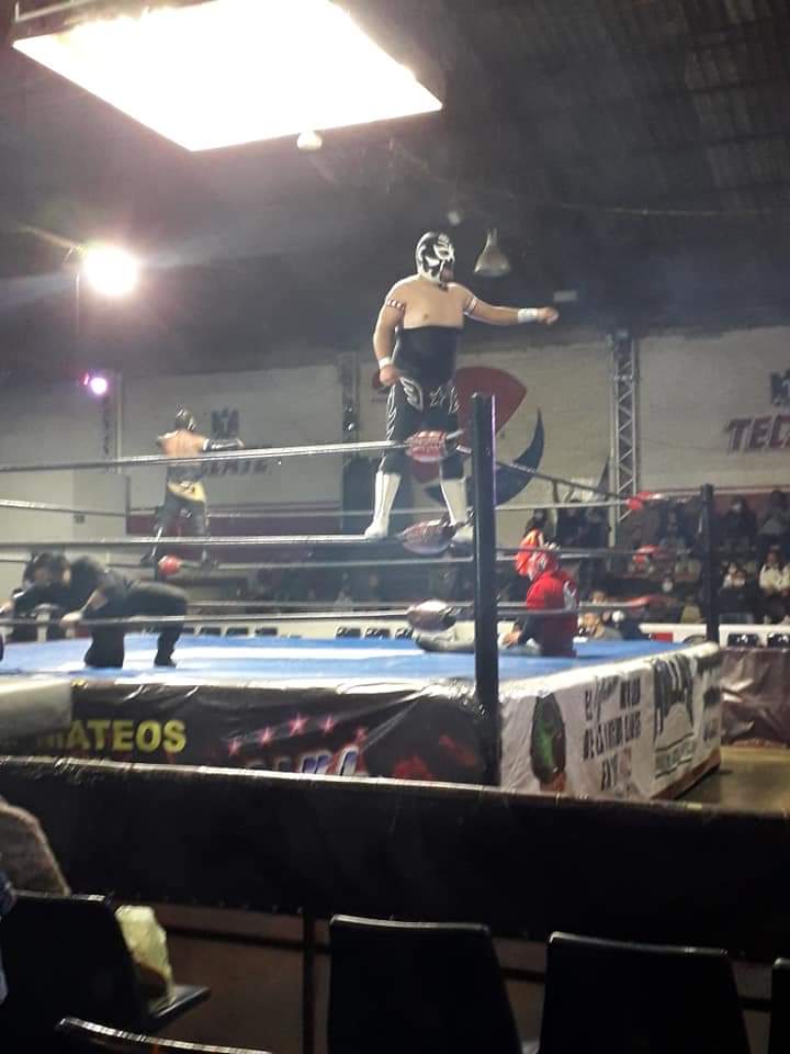 LaTijeraLucha's tweet photo. El ring sagrado de #ArenaLopezMateos fue puesto en movimiento por el joven talento de #Legend con una victoria #Slash y #Biosfera sobre #Ichigou y #Nigou,demostrando calidad, fuerza y ganas de ir escalando en carteleras,al final el público reconoce los gladiadores por su entrega. https://t.co/odw9HZMZ6w