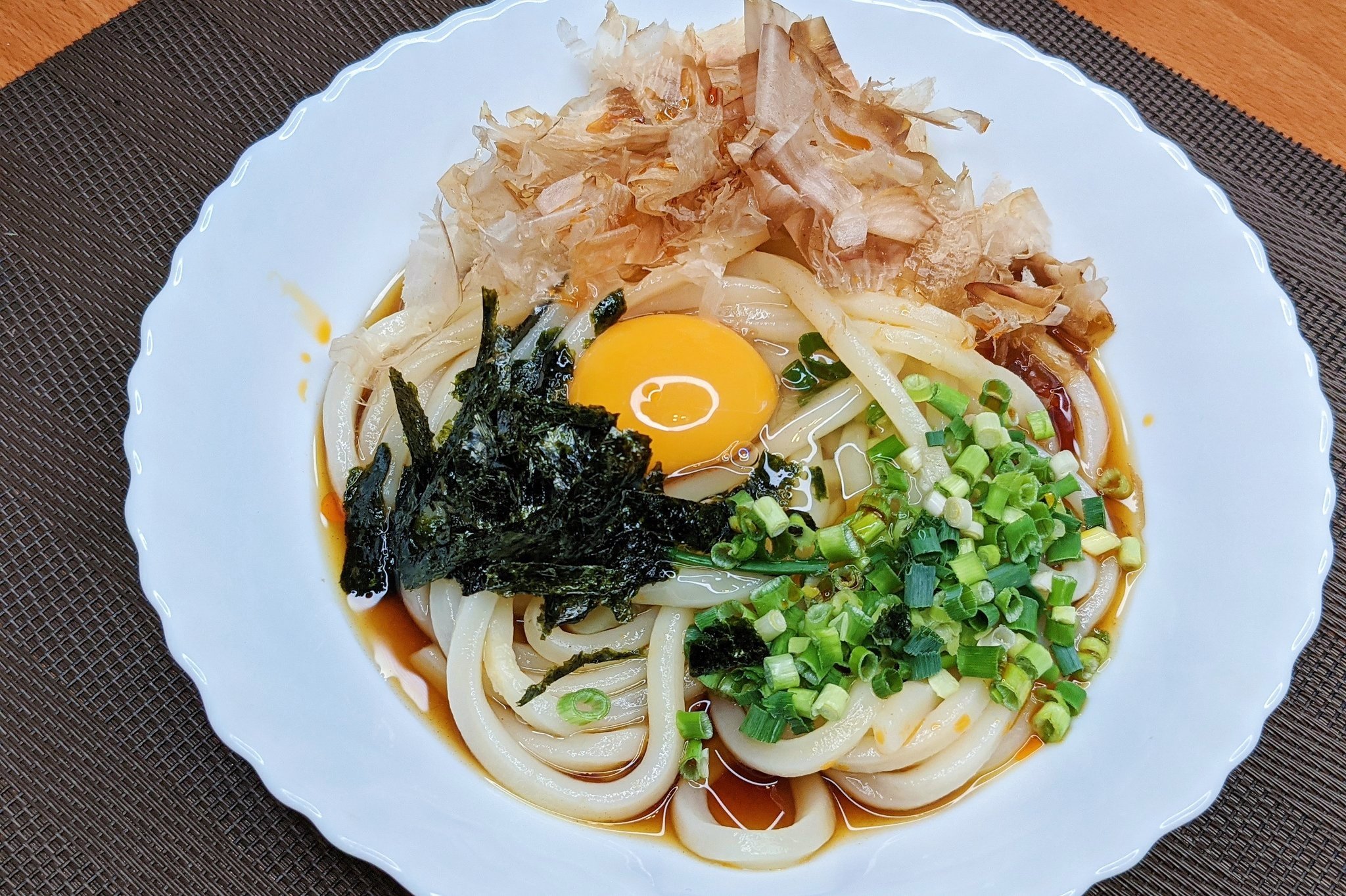 ハマごはん お手軽レシピ 究極の卵かけうどん 冷凍うどんを皿に移してラップをし600wで5分温める めんつゆ ごま油 だしの素 にんにく しょうがをうどんにかける かつお節 ネギ きざみのりをのせラー油 卵をかけて完成 最強のtkuができ