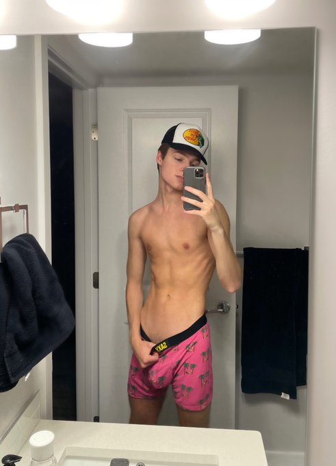 Skinny but my dick big https://t.co/DXioR9obv5