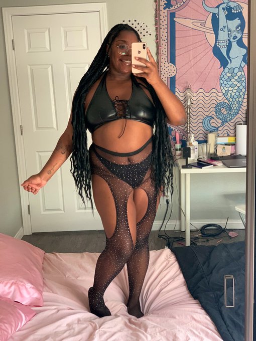Buy me a drink, yeah? Damn I&rsquo;m so cute 🖤 https://t.co/SVIKMtVE46