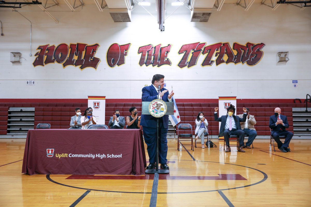 LtGovStratton's tweet photo. As the mother of four daughters who rock their natural hair, I believe all children deserve to be safe, supported, and free to express their individuality and cultural pride in school. 

Thank you, @GovPritzker, for your leadership in creating a more just and equitable #Illinois. https://t.co/Z0GIwyUvOG