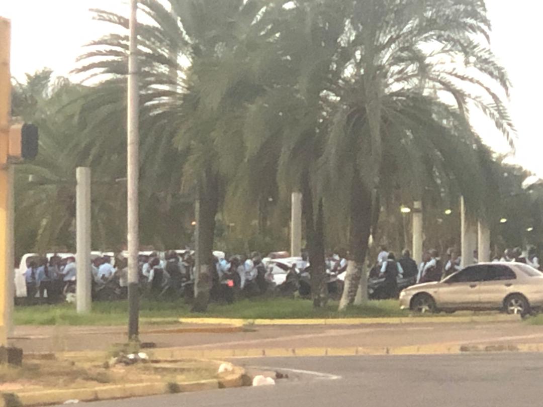 MalvadoElvis's tweet photo. #ReporteMalvado
Gran afluencia de policías PEB en Plaza Monumental, se desconoce el motivo.
--
#PuertoOrdaz #Pzo #13Ago https://t.co/yaomJ74FkN