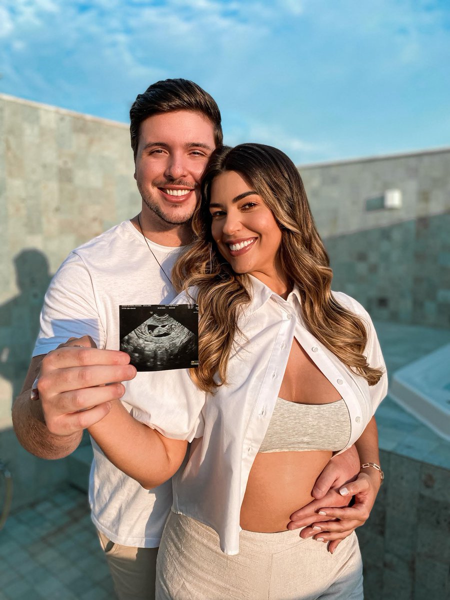 gshow's tweet photo. O Gê aqui tá TÃO feliz com essa notícia 🥺🥰 

A @amorimvivian_ e o Léo Hirschmann tão esperando o primeiro filho!🧡 Vem que tem uma entrevista com a nova mamãe aqui no meu site → https://t.co/EJQQ6e4gwb 

#GshowFamosos https://t.co/1g8vXVq0Wt