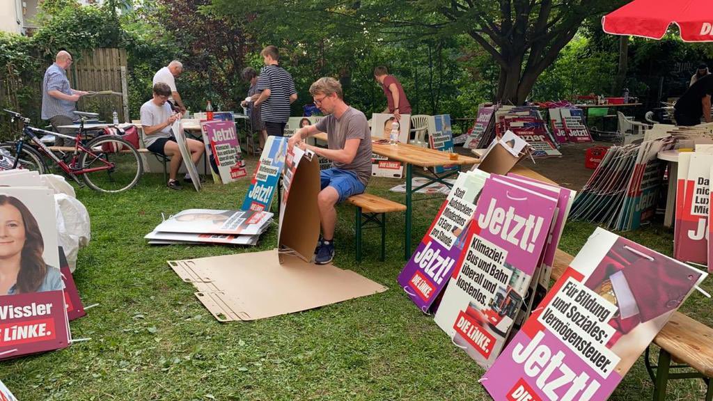 bckrmx's tweet photo. Mit 150 Genoss*innen (!) und Sympathisant*innen sind wir gerade in #Leipzig unterwegs & bringen linke Inhalte auf die Straße!
Es gibt viel positives Feedback für unsere Arbeit. 💪🏾💪🏼
Auf einen kämpferischen und rebellischen Wahlkampf! #Leipzigbleibtrot #Leipzigwirdrot #DieLinke https://t.co/mYRXiwNRVb