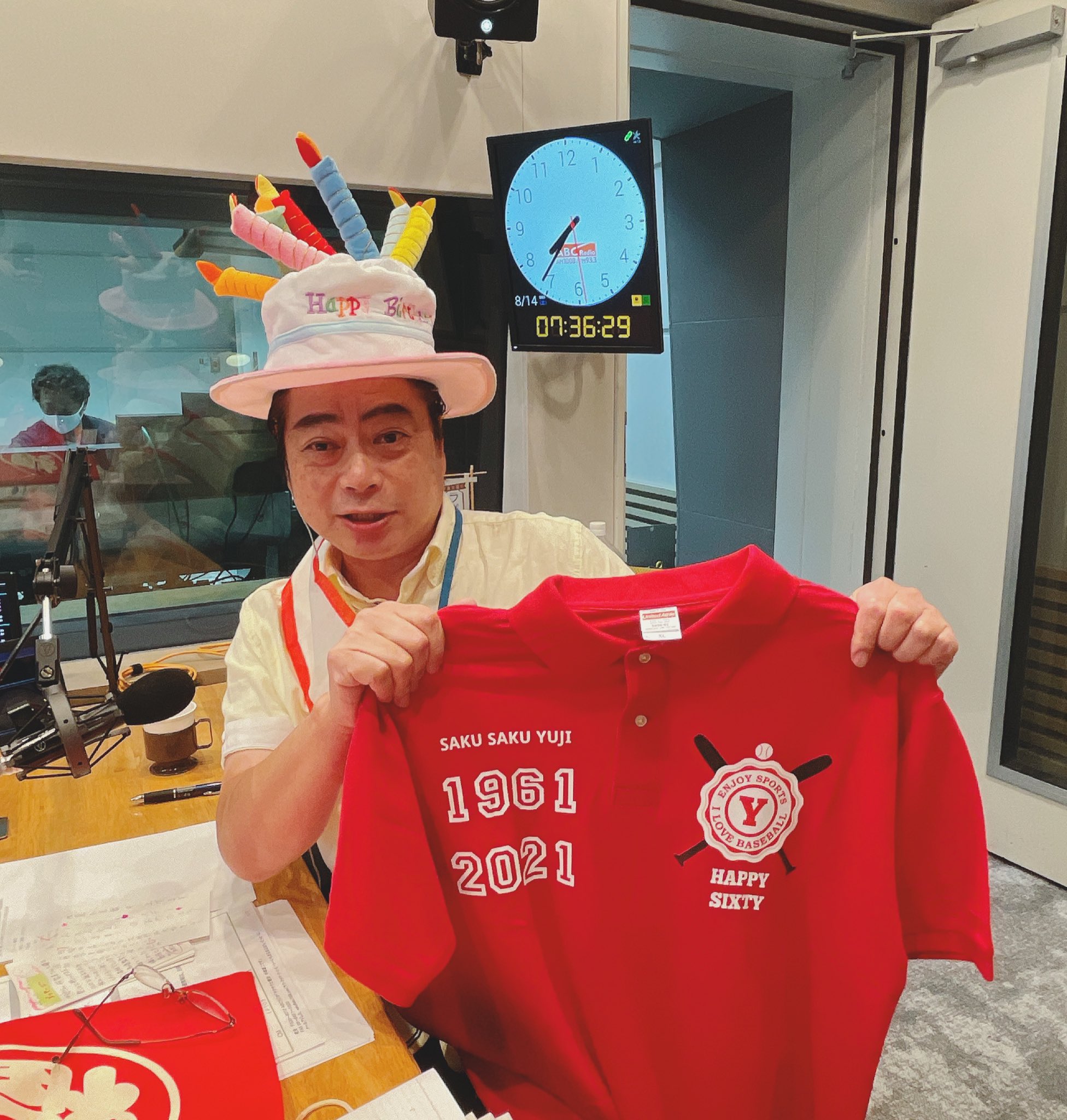 公式 サクサク土曜日 中邨雄二です On Twitter 中邨雄二 さん 改めて60歳のお誕生日 おめでとう 番組からのプレゼント 特製ポロシャツ そして今日は12時まで 怒涛の4時間半の生放送 Https T Co F10tpmvfwt Abc