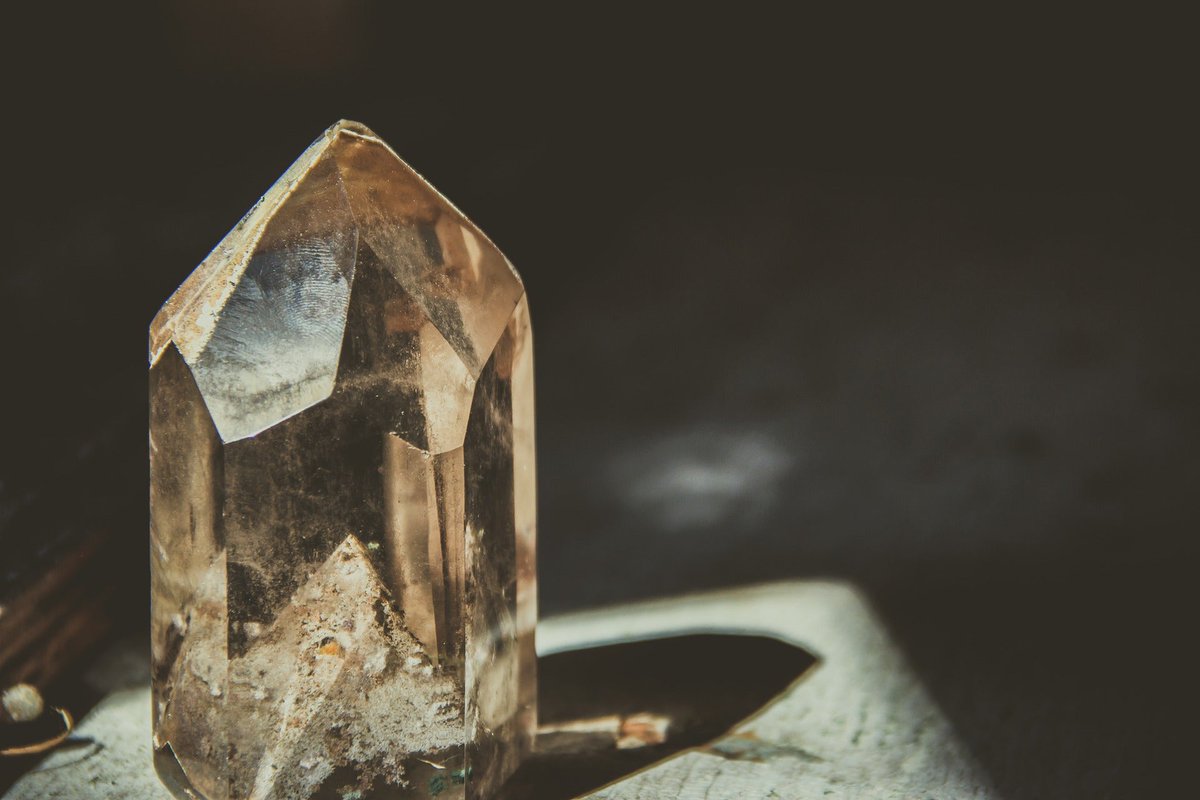 PopSci's tweet photo. What the heck is a time crystal, and why are physicists obsessed with them? https://t.co/OAoUaCnFxe https://t.co/HVxLIojbkf