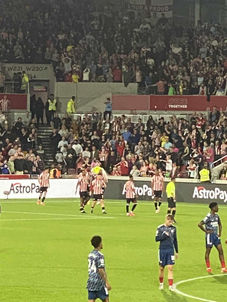 DanPowell1976's tweet photo. What an amazing start to the Premier league, excellent day from start to finish and what a performance - memories that will stay with me for a lifetime 🐝🐝🐝 https://t.co/OYaO8mh1Nq